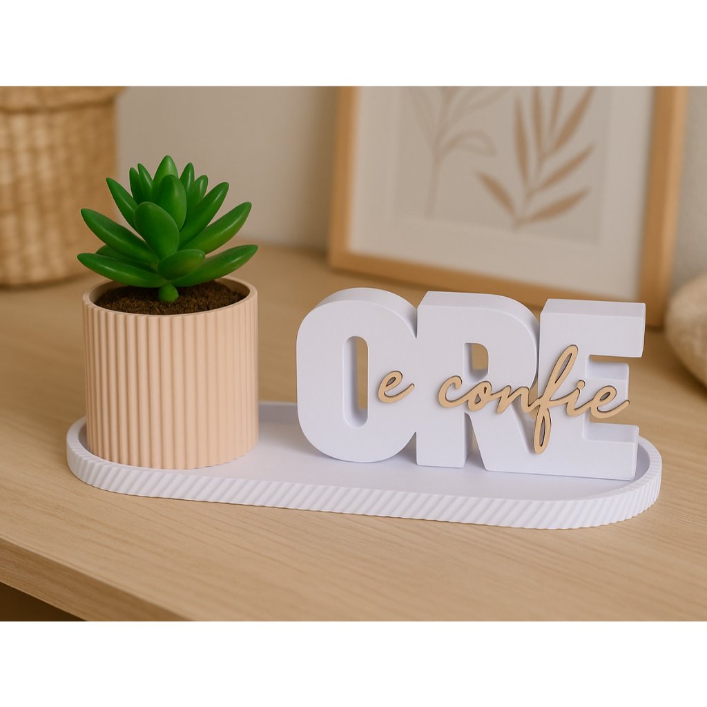 Kit Decorativo “Ore e Confie” com Vaso e Bandeja – Fé, Design Moderno e Elegância para seu Lar